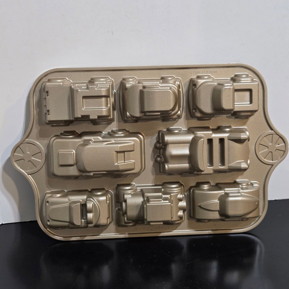 Nordic Ware Car Pan Gold Cast Aluminum sweet ride 8 Cavity Cake Mold 5 Cup USA
